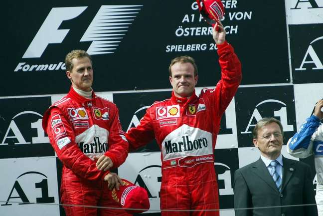 O constrangimento marcou o pódio na Áustria em 2002. Schumacher se negou a ficar no primeiro posto, puxando Barrichello 