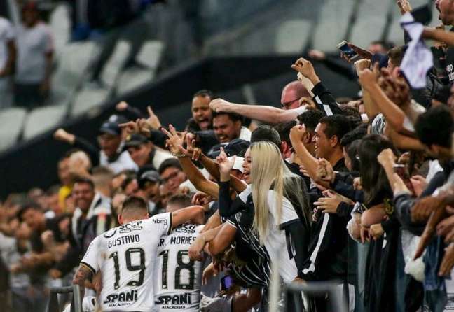 Júnior Moraes celebrou seu gol com a Fiel torcida (Foto: Rodrigo Coca / Agência Corinthians) Júnior Moraes celebrou seu gol com a Fiel torcida (Foto: Rodrigo Coca / Agência Corinthians)