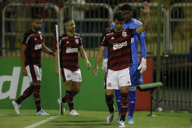 Rodrigo Caio agradece o carinho da torcida no estádio Raulino de Oliveira (Foto: Gilvan de Souza/Flamengo)