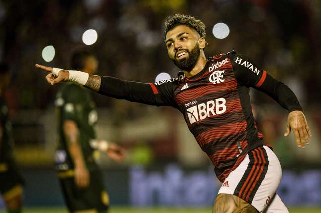 Gabriel Barbosa, Gabigol, marca gol de penalti durante Flamengo contra o Altos-PI.