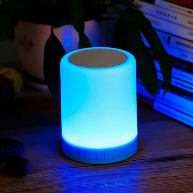 Essa luminária neon touch tem seu ajuste de cores por meio do toque. Imagem: BWX/Divulgação
