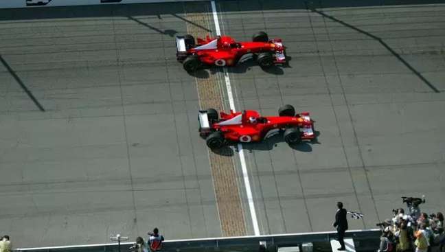 Barrichello e Schumacher cruzam a linha de chegada em Indianápolis 2002