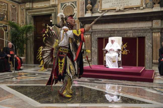 Papa Francisco em encontro com povos indígenas do Canadá, em 1º de abril
