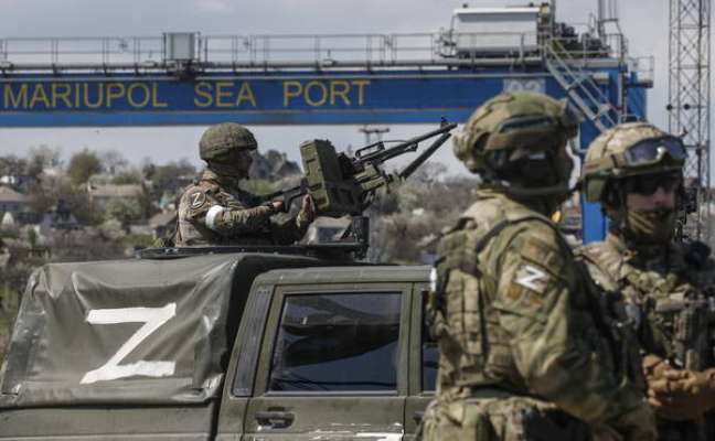 Militares russos no porto de Mariupol, sul da Ucrânia