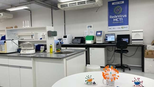 Laboratório de Biologia Integrativa da UFMG, com as máquinas usadas para sequenciar o genoma do vírus