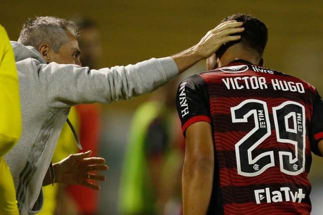Paulo Sousa comemora primeiro gol de Victor entre os profissionais (Foto: Gilvan de Souza / Flamengo)
