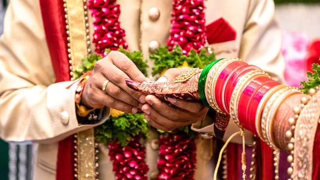 Casamento indiano muitas vezes pode ser luxuoso, com milhares de convidados