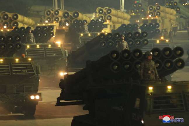 Vários mísseis sendo exibidos durante uma parada militar em Pyongyang