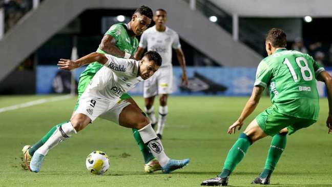 Marcos Leonardo disputa bola com jogadores do Coxa (Foto: Mauricio de Souza / LANCEPRESS!)