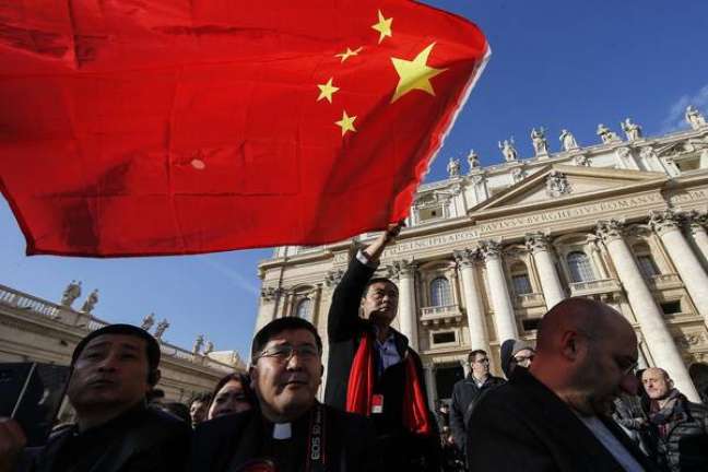 Fiel com bandeira da China em frente à Basílica de São Pedro, Vaticano