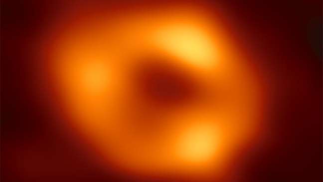 Foto do Sagittarius A*, buraco negro no centro da Via Láctea, captada por um esforço colaborativo de centenas de cientistas