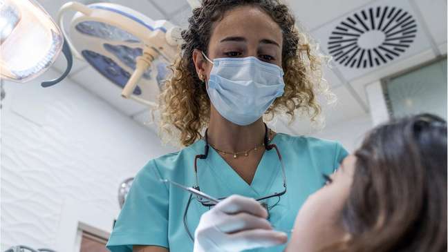 Dentistas brasileiros costumam precisar passar por um programa de residência nos EUA para obter licença