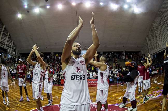 NBB: jogadores do Flamengo comemoram primeira vitória na série (Foto: Paula Reis / Flamengo)