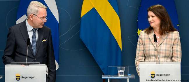 O ministro das Relações Exteriores da Finlândia, Pekka Haavisto (à esquerda), e sua homóloga sueca, Ann Linde, em encontro em fevereiro