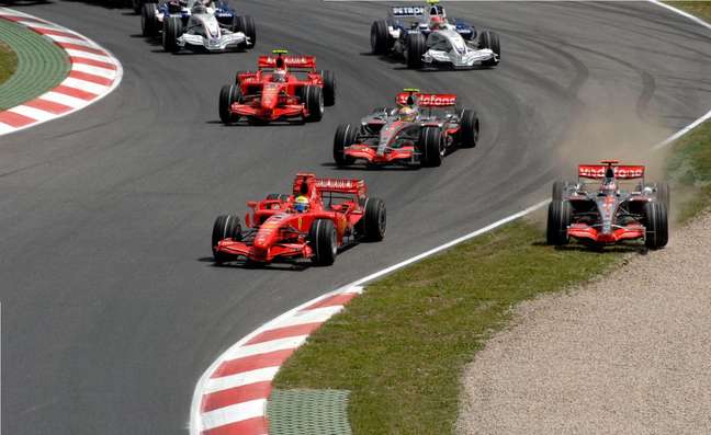 Na primeira curva, Massa se impõe e joga Alonso para fora