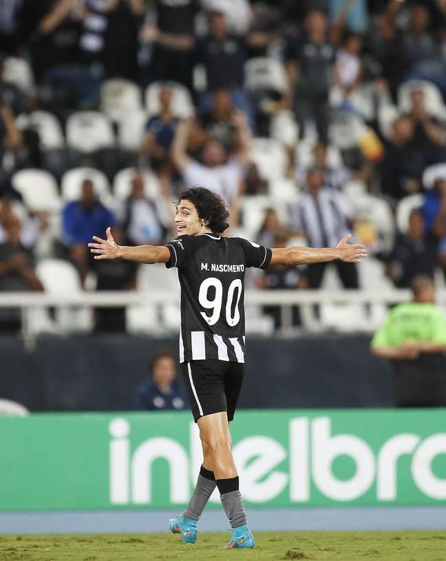 Matheus Nascimento, do Botafogo, comemora após marcar gol na partida contra o Ceilândia no estádio Nilton Santos (Engenhão), nesta quinta-feira, 12.