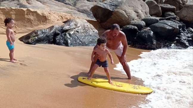 "Nenzinho" incentivou os filhos e hoje incentiva os netos a prática do surfe (Foto: Arquivo Pessoal)
