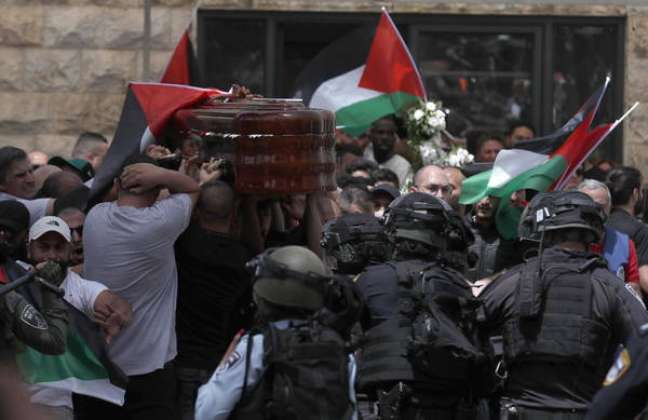 Tumulto durante funeral de Shireen Abu Akleh em Jerusalém
