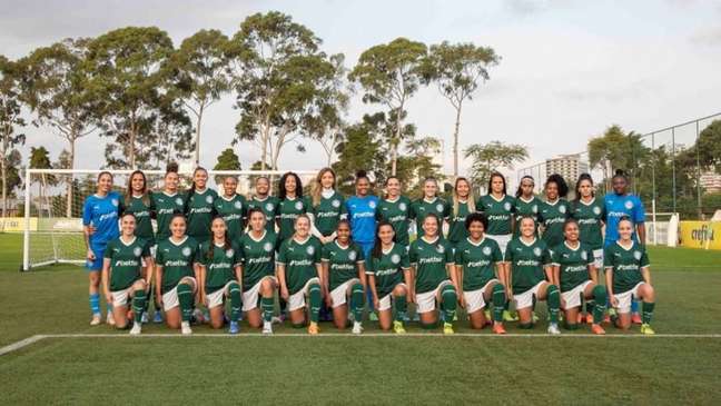 Elenco feminino do Palmeiras posou para fotos com o novo patrocinador(Foto: Divulgação) Elenco feminino do Palmeiras posou para fotos com o novo patrocinador(Foto: Divulgação)