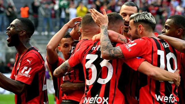 Milan precisa de quatro pontos em dois jogos para ser campeão italiano (Foto: Tiziana FABI / AFP) Milan precisa de quatro pontos em dois jogos para ser campeão italiano (Foto: Tiziana FABI / AFP)