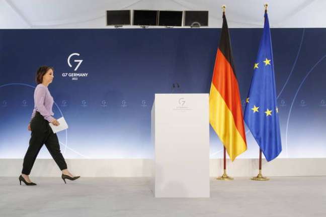 Annalena Baerbock chega para coletiva de imprensa após cúpula ministerial do G7 na Alemanha