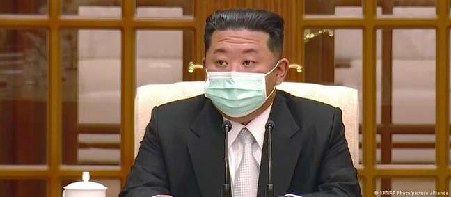 De máscara, Kim anuncia lockdown nacional De máscara, Kim anuncia lockdown nacional