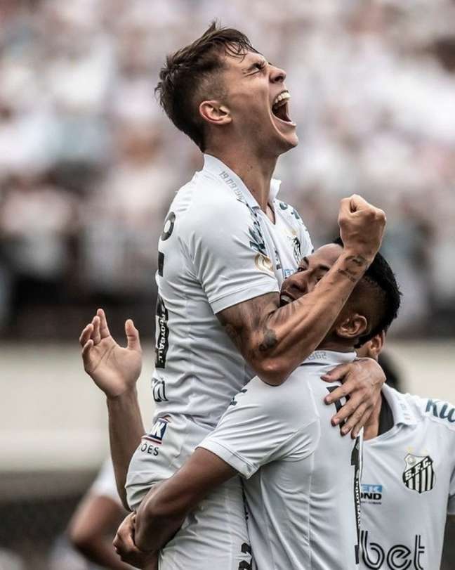 Zanocelo comemora gol: volante encaixou com Rodrigo Fernández e é destaque em 2022 (Foto: Divulgação / Santos)