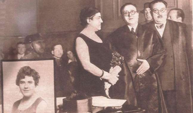 Aurora Rodríguez Carballeira, durante seu julgamento, vestida de preto com um ramo de cravos vermelhos nas mãos