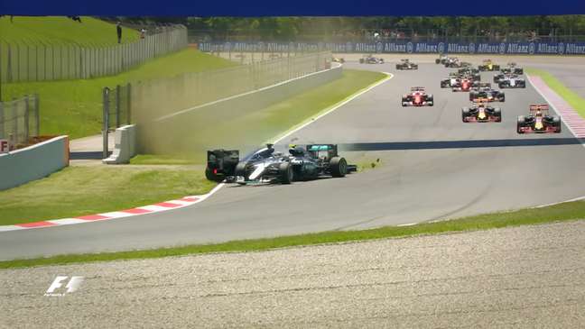 Acidente entre os dois carros da Mercedes abriu caminho para vitória de Max