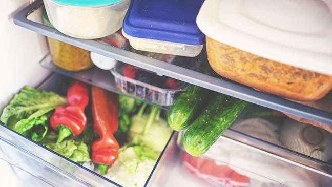 Verduras, legumes e frutas devem ser guardados nas gavetas inferiores, onde a temperatura é mais adequada para preservar esses alimentos
