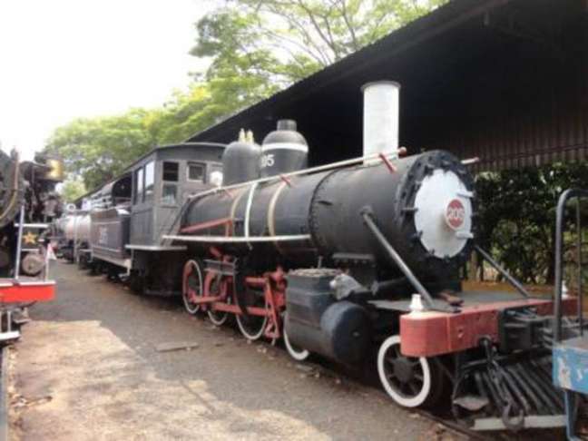 Locomotiva a vapor do século 19 preservada em Campinas