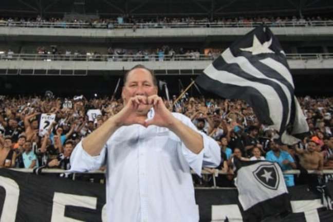 Textor comemorou ao lado dos torcedores (Foto: Vítor Silva/Botafogo)