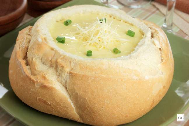 Caldo aos 4 queijos no pão italiano – Foto: Guia da Cozinha