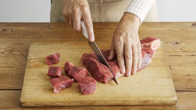 É importante lavar a faca e a tábua de corte depois que ela teve contato com um alimento cru, como uma carne vermelha