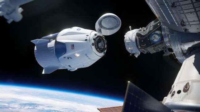 Cápsula Crew Dragon se acopla à Estação Espacial Internacional 