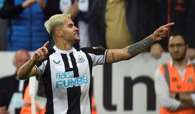 Bruno Guimarães marcou mais um gol com a camisa do Newcastle (Foto: OLI SCARFF / AFP)