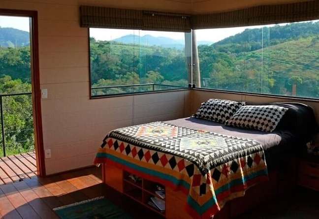 2. A cama embaixo da janela não tem cabeceira. Fonte: Cabana Arquitetos