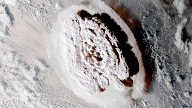 Imagem de satélite da erupção