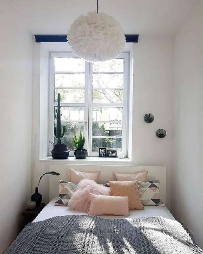 16. Almofadas em tom rosa decoram a cama embaixo da janela. Fonte: MdeMulher