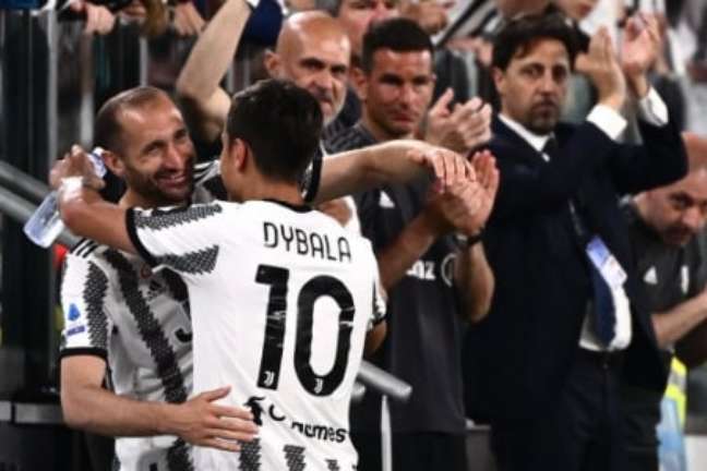 Chiellini e Dybala são ídolos da Juventus (Foto: MARCO BERTORELLO / AFP)