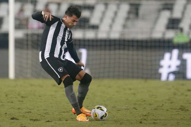 Victor Cuesta começa a se destacar com a camisa do Botafogo na temporada (Vitor Silva/Botafogo)