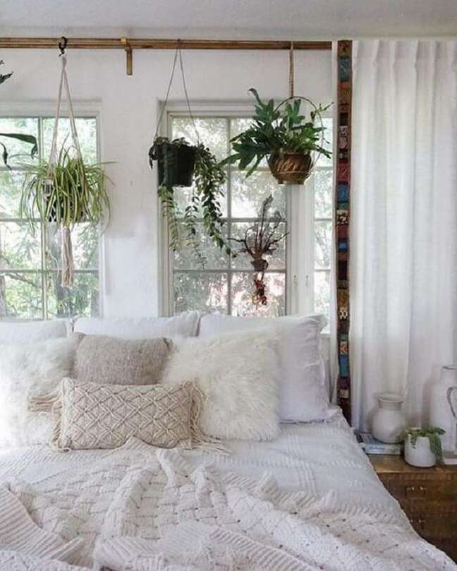10. Cultive um jardim suspenso sobre a cama embaixo da janela. Fonte: Ariyona Interior