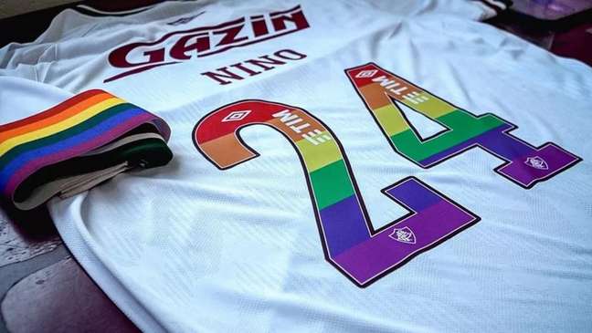 Nino usou camisa com o número 24 e as cores da bandeira LGBTQIA+ em 2021 (Foto: Divulgação / Fluminense FC)