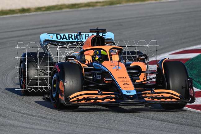 Lando Norris testando a McLaren em fevereiro em Barcelona