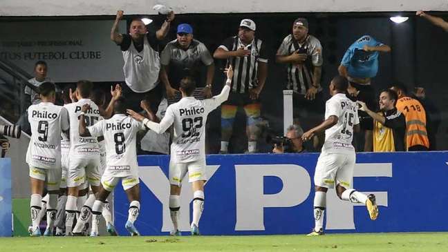 Santos teve o apoio de mais de 13 mil torcedores diante do Coritiba (Foto: Mauricio de Souza / LANCEPRESS!)