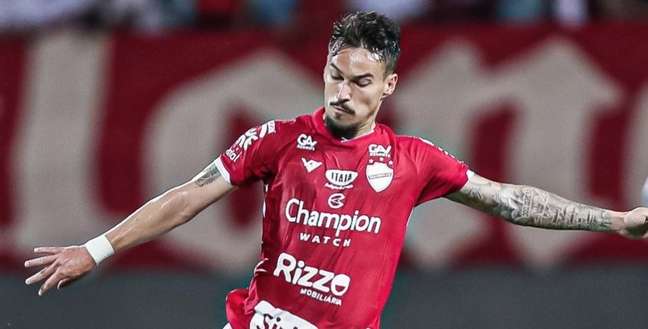 Arthur Rezende tem grande feito pelo Vila Nova desde que chegou ao clube (Foto: divulgação/assessoria do jogador)