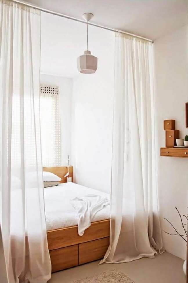 14. A cortina traz um toque especial para o quarto com cama embaixo da janela. Fonte: Decor Fácil
