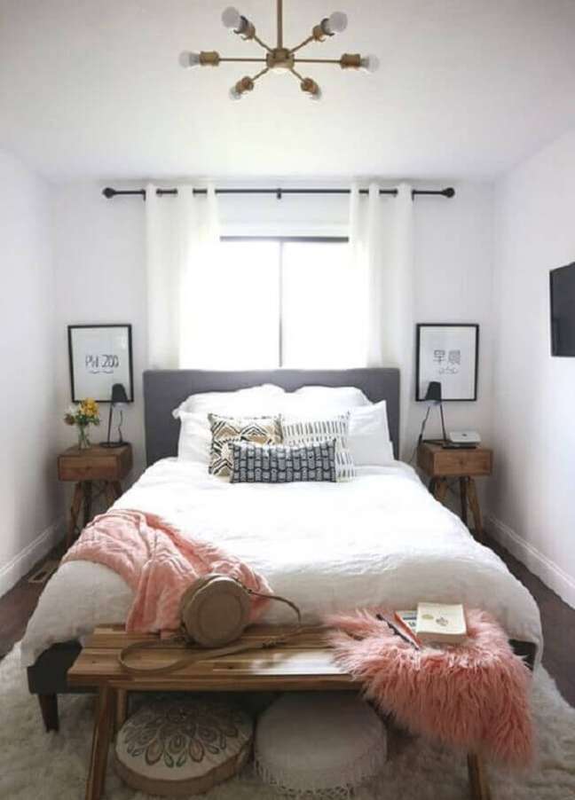 12. A cama de casal embaixo da janela virou tendência em muitos projetos. Fonte: Mainá Belli