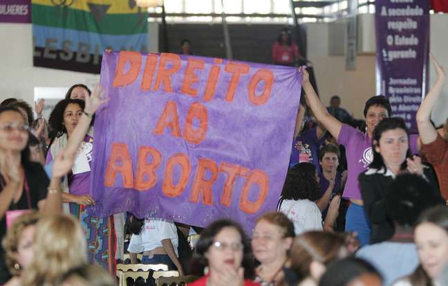 Mulheres seguram faixa a favor do aborto na primeira Conferência Nacional de Políticas para as Mulheres, em 2004, no Distrito Federal
