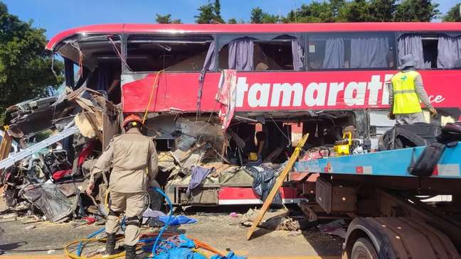 Acidente entre ônibus e carreta deixa mortos no MT